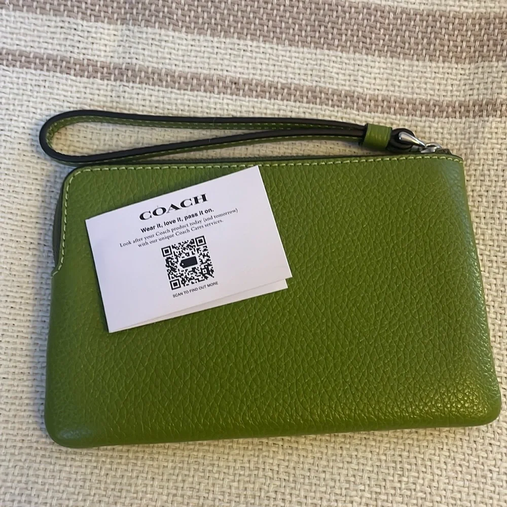 NWOT Coach Green Wristlet - Picture 2 of 10